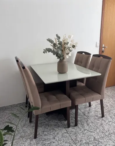 Mesa de jantar com 4 cadeiras