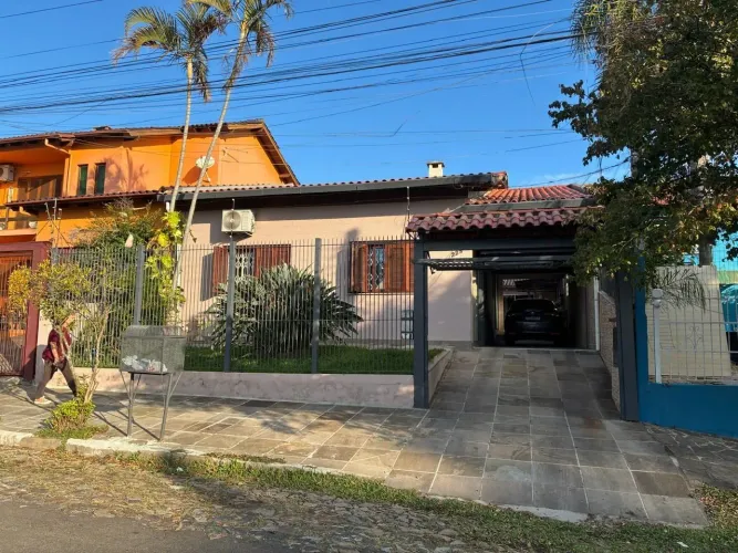 RESIDENCIA NO PARQUE SANTA FÉ RECENTEMENTE REFORMADA COM TRES DORMITORIOS, ESCRITORIO, SAL