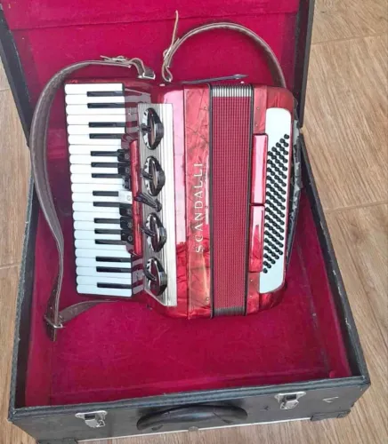 Acordeon Sanfonae Scandalli 80 baixos elétrica 