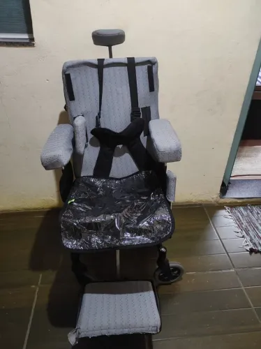 Cadeira Adaptada com Apoio para Cabeça e Pés
