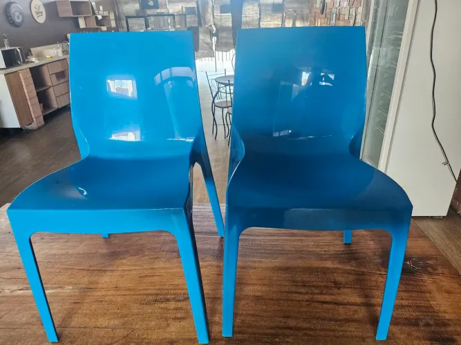 Conjunto de cadeiras em polímero azul