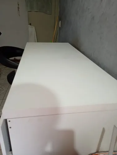Vendo mesa de escritório na cor branca, ideal para home office, estudos ou escritório.