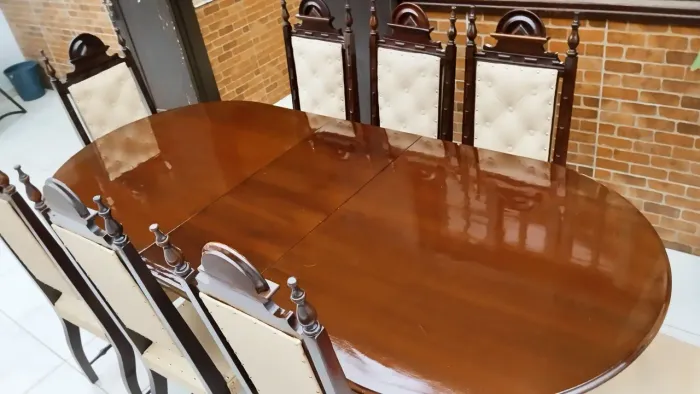 Mesa grande extensiva com 8 cadeiras antigas colônias tapeçaria nova 3.500