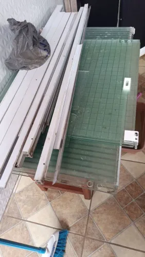 Vende-se janela Blindex sem avarias com todas as peças vidro 10 mm e alumínio 25 mm