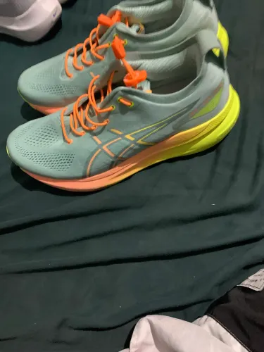 ASICS Gel-Nimbus 26 da edição limitada "Paris" em tom verde-água com detalhes?