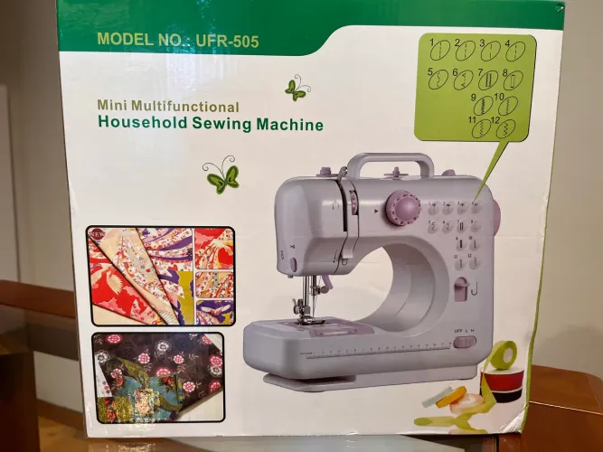 Mini máquina de costura com mesa.