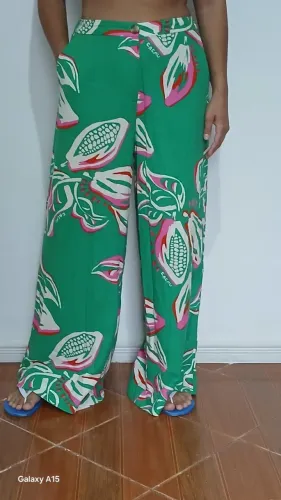Calça pantalona em linho com Bolsos e elástico no cos apenas atras