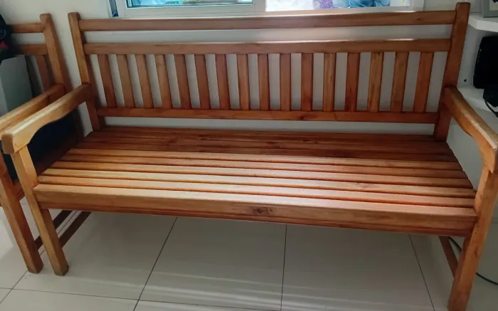 CONJUNTO DE BANCOS SE MADEIRA COM DESIGNER RÚSTICO, 3 PREÇAS (3, 2 e 1 Lugar(es))