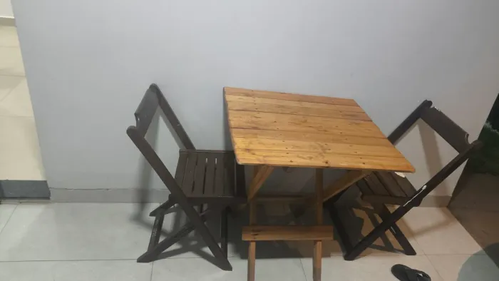 Vende-se mesa madeira C/2 cadeira