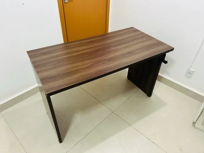 Mesa de Escritório com 1 Gaveta (120cm x 60cm)