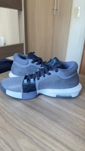 Nike LeBron Witness 8 ? Cinza/Azul