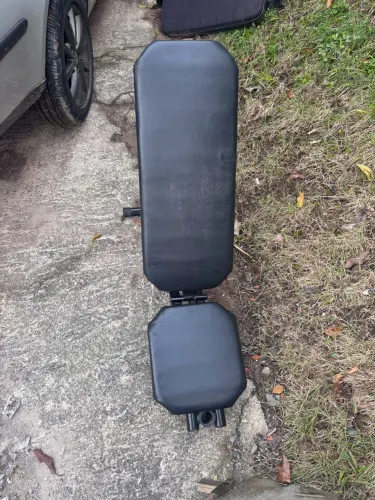 Vendo banco supino + 3 anilhas de ferro (5kg cada) + 2 caneleiras (8kg cada)