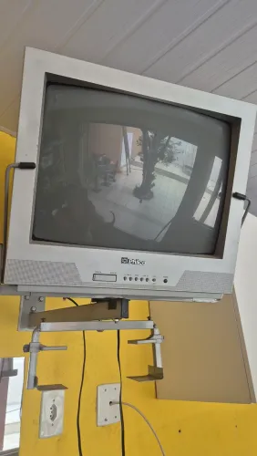 TV Philco com suporte de fixação 