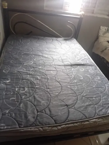 Cama de ferro com colchão 