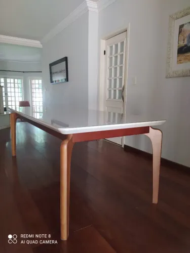 Mesa em madeira maciça com acabamento em laca off white e vidro 3mm.