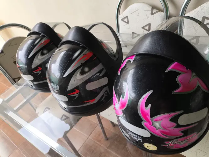 Capacete San Marino usados em perfeito estado 
