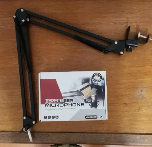 Kit Microfone Condensador BM800 profissional, e o suporte.