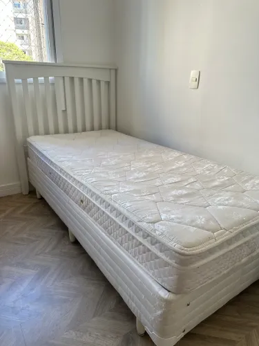 Cama de solteiro com cabeceira branca