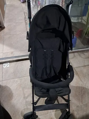 Carrinho de bebê preto