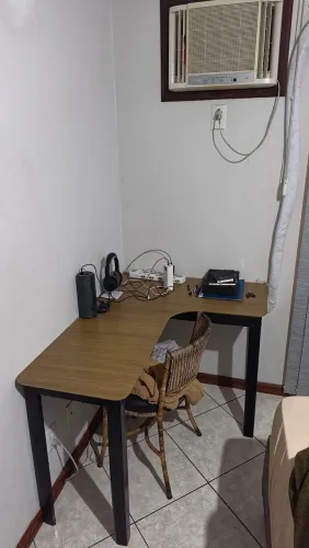 Mesa em L para escritório ou sala, 120x90x45cm com 75cm de altura.
