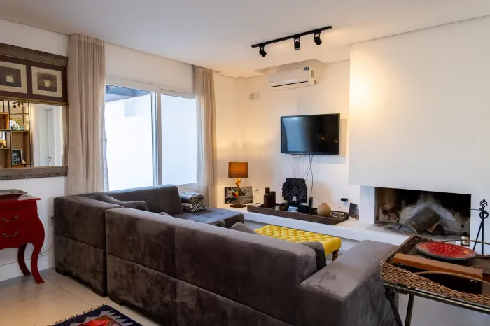 Casa impecável com 3 dormitórios, 2 vagas, móveis planejados, lareira, espaço gourmet, chu