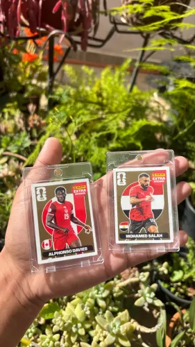 Kit Mohamed Salah Ouro + Alphonso Davies Ouro Extra Sticker Panini Copa 2026