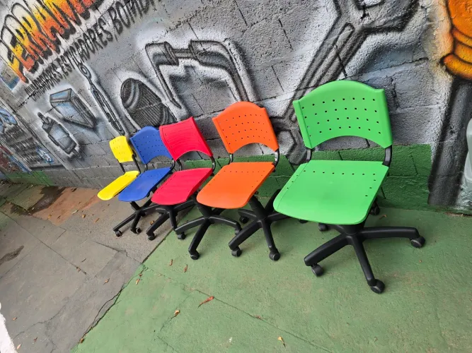 Cadeira  de plastico  com rodinhas regulagem escola escritório  firma 