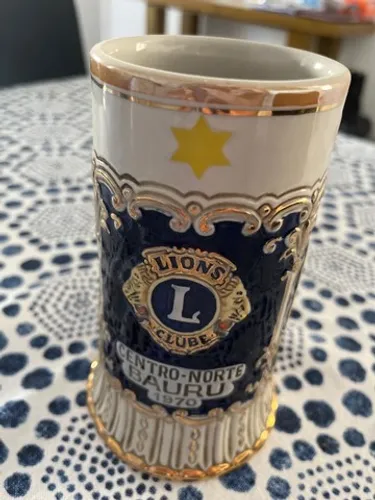 Caneca de chopp antiga de cerâmica