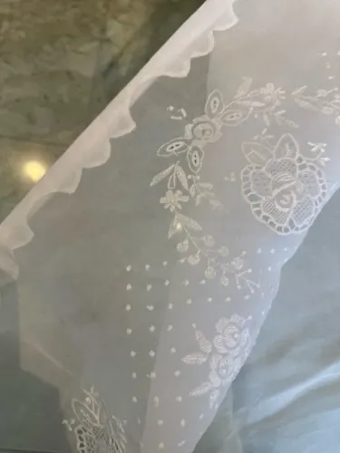 Toalha banquete em organza bordada