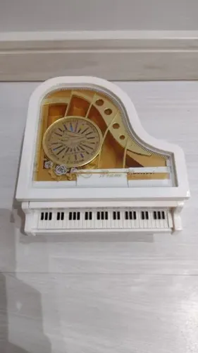 Piano musical decorativo