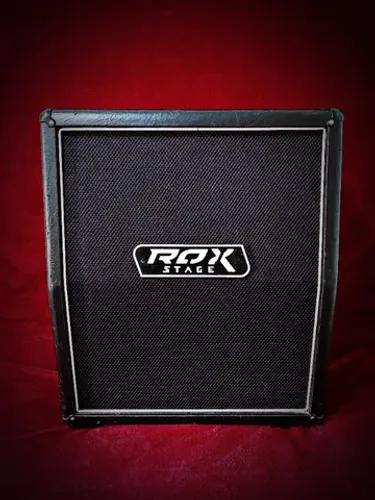 Gabinete Rox Stage Custom modelo Freak Vert 2x12 na vertical, visual "mini 4x12".