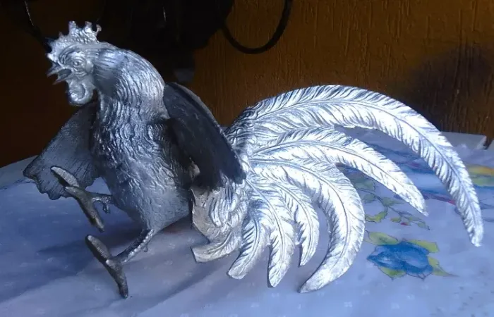 Escultura representando Galo de briga em alumínio fundido ricamente decorado auto relevo *
