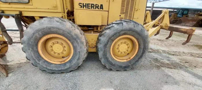Motoniveladora, marca Caterpillar, modelo 135H, ano 1999