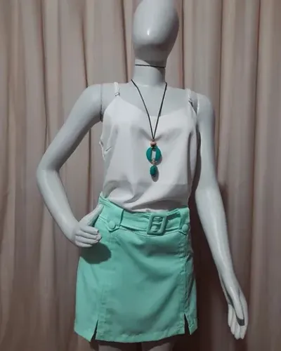 Short Saia em algodão com elastano na cor verde piscina.<br>