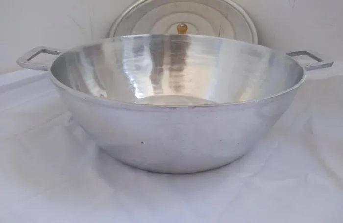 Tacho de alumínio batido número 50 com tampa 