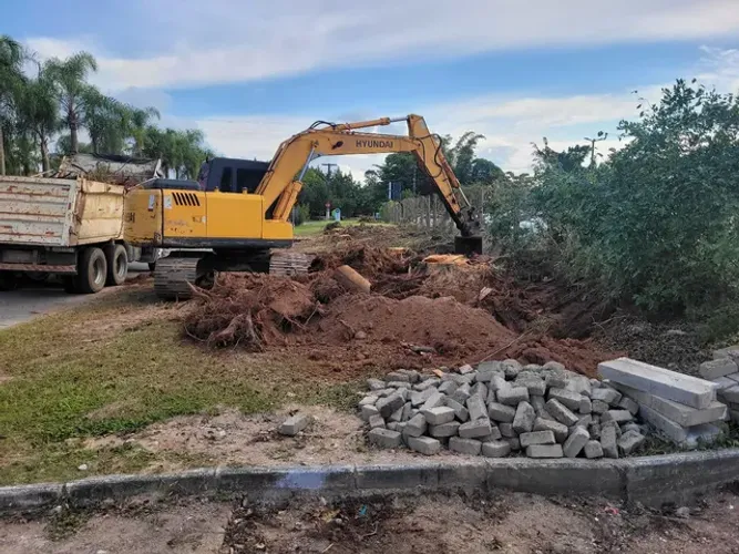 Locação de máquina e caminhões e serviços 