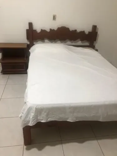 Cama de casal, com colchão e criado mudo.