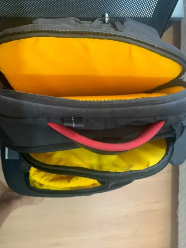 Mochila para equipamento fotográfico marca kata diversas divisões e compartimento notebook