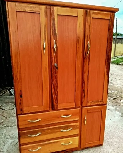 Guarda roupa - de madeira solteiro 3 portas!