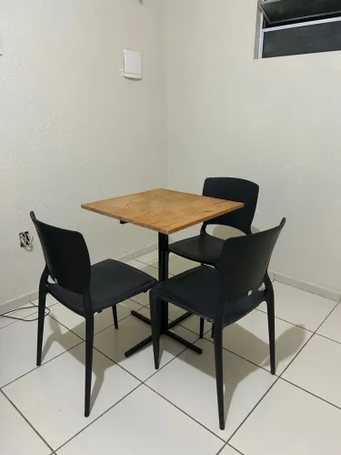 Conjunto de mesa com cadeiras da Leroy Merlin