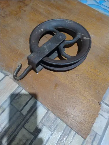 Roldana com gancho 20cm de ferro.