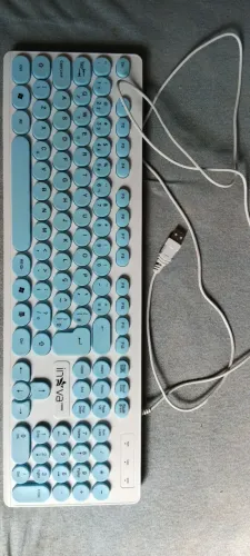 Teclado USB com design retrô e teclas redondas
