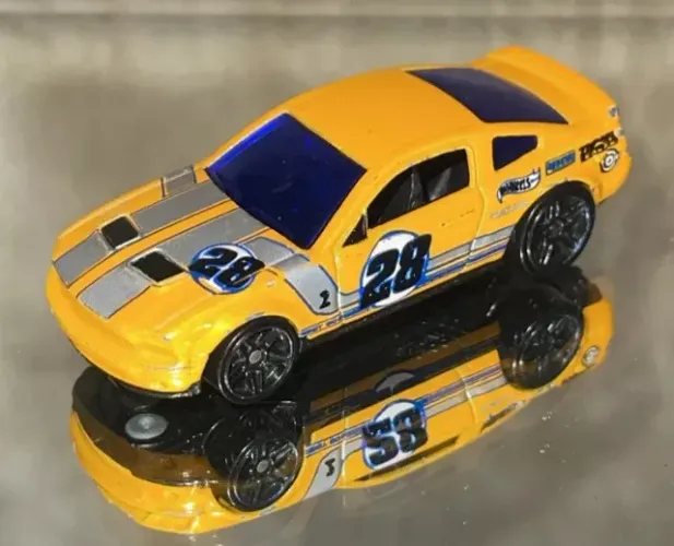 Carrinho Coleção Hot Wheels Mattel #28 Payne/L9915 Cuda Yellow GUC