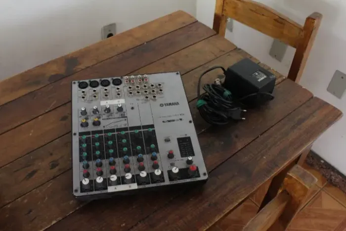 Mesa (mixer) e interface Yamaha MW10c