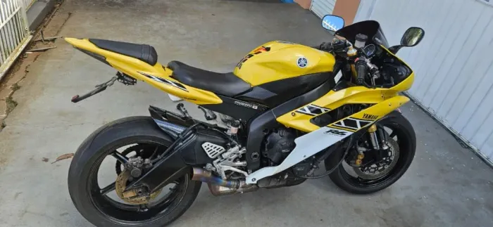 Sucata de moto para retirada de peças Yamaha YZF R6 ano 2006 edição 50 anos