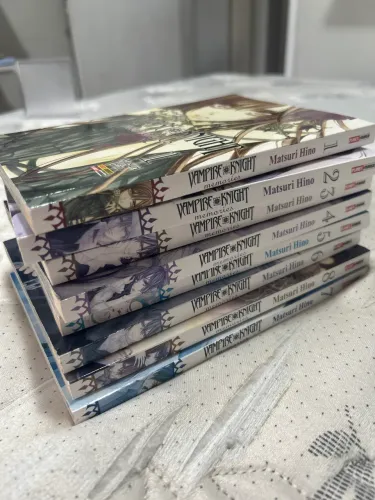 Mangá Vampire Knight Memories vol 1 ao 8 (20 reais cada unidade)
