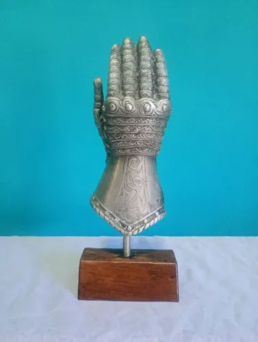 Escultura com manopla medieval em alumínio e madeira