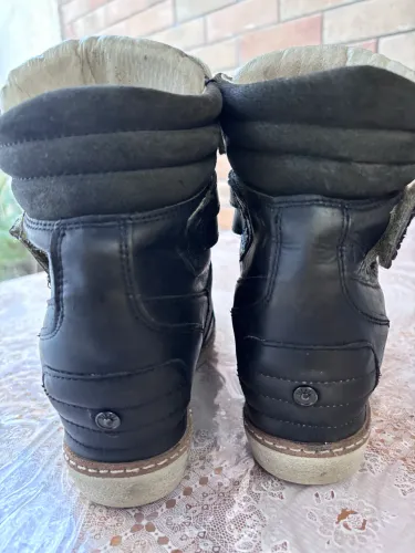 Tênis Diesel cano alto com salto. Original em couro legítimo. Número 36