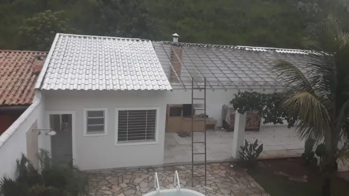 Vendo todo material de telhado com telha esmaltada branca e madeira de macaranduba 