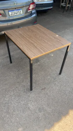 Mesa quadrada com pernas de metal 93 X 77cm